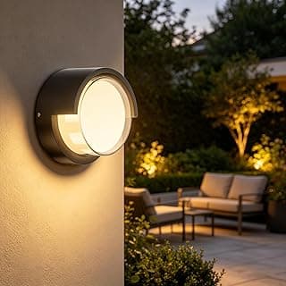 Arandela externa de parede preta com luz amarelada, 3000K, para varanda e jardim.