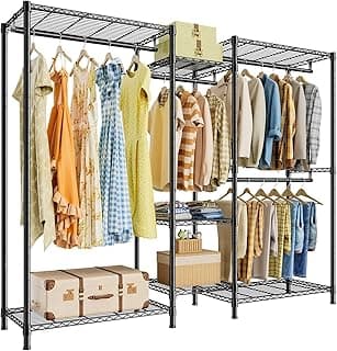 Closet aberto modulado com prateleiras e ganchos giratórios, várias roupas penduradas, fundo branco