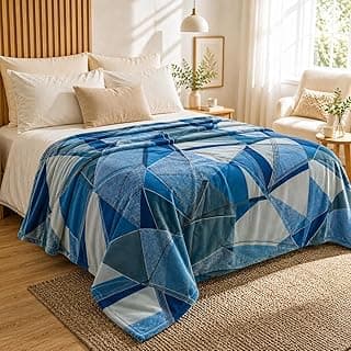 Cobertor azul e branco com estampa geométrica em cama com almofadas bege