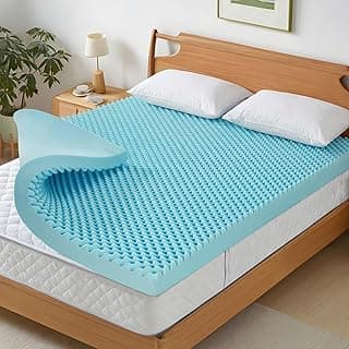Topper de colchão viscoelástico azul claro em cama de solteiro com cabeceira de madeira