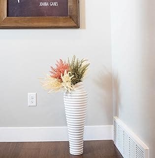 Vaso decorativo branco com flores secas em um canto de uma sala, 58,4 cm de altura.
