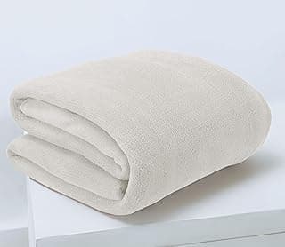 Cobertor de microfibra fleece branco dobrado sobre uma superfície branca