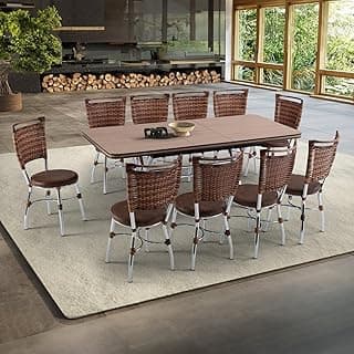 Conjunto de mesa elástica e 10 cadeiras de vime e metal, estilo moderno, marrom e cromado, em ambiente com grande janela de vidro