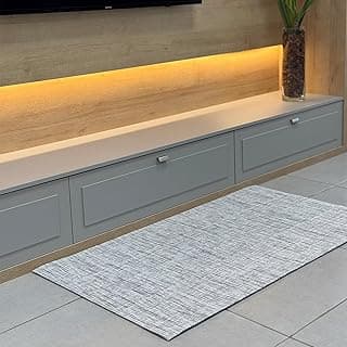 Tapete passadeira cinza com textura em relevo, ideal para entradas e banheiros