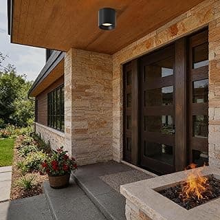 Luminária de teto preta montada no teto de uma casa moderna externa
