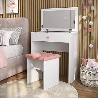 Penteadeira infantil com espelho e banqueta rosa, em um quarto com decoração colorida