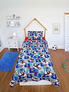 Quarto com cama de solteiro e edredom duplo face de microfibra com estampa do Homem-Aranha.