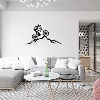Arte de parede de metal ciclista montanhoso em sala de estar cinza