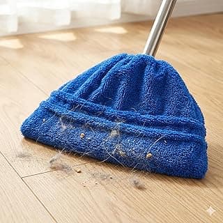 Capa de microfibra azul para vassoura em uso em piso de madeira