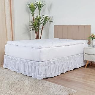 Protetor de colchão Pillow Top Queen branco em um quarto com fundo branco e piso de madeira