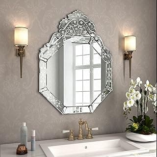 Espelho veneziano octogonal KOHROS com coroa superior e arco floral gravado para banheiro