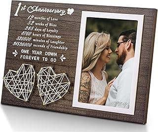 Porta-retrato de madeira com foto de casal e texto comemorativo de aniversário de casamento