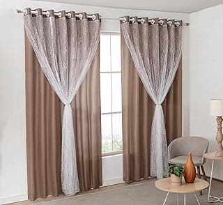 Cortinas de renda com forro, estilo romântico, cor bege, detalhes em renda branca, ilhós para pendurar, fundo branco.