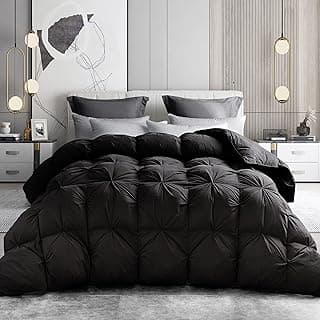 Edredom preto com design de tule e inserções com abas em uma cama, fundo branco.