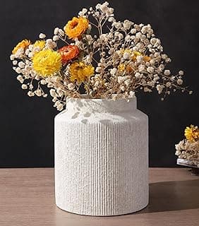 Vaso de cerâmica branco de 18 cm com flores amarelas e brancas em um fundo preto