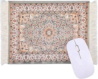 Tapete persa para mouse com padrões geométricos e florais cinza e marrom, bordas franjadas, base antiderrapante, mouse branco.