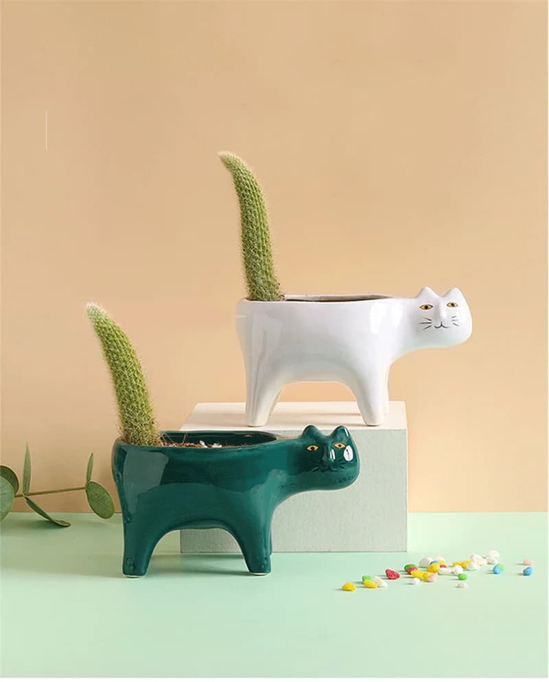 Vaso de cerâmica em forma de gato verde e branco com cactos