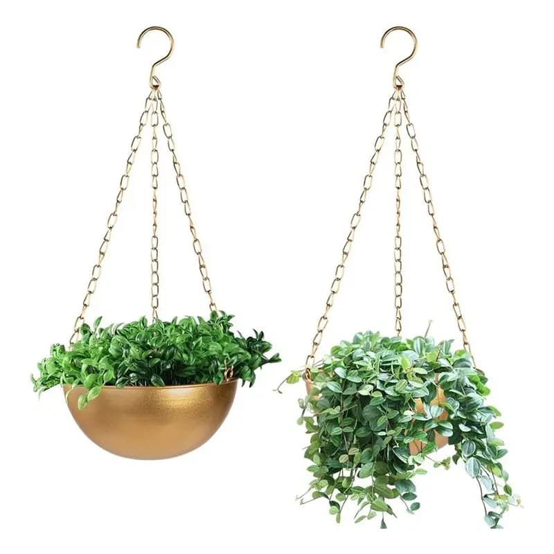 Duas plantas suspensas em vasos dourados com drenagem e suporte semicircular
