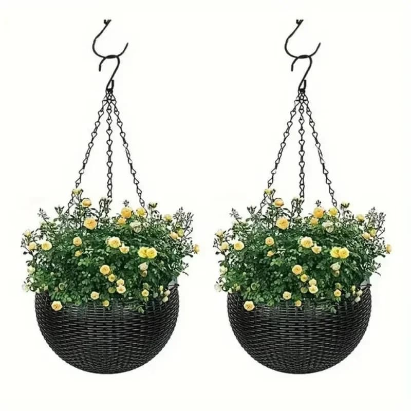 Dois vasos suspensos de rattan com flores amarelas