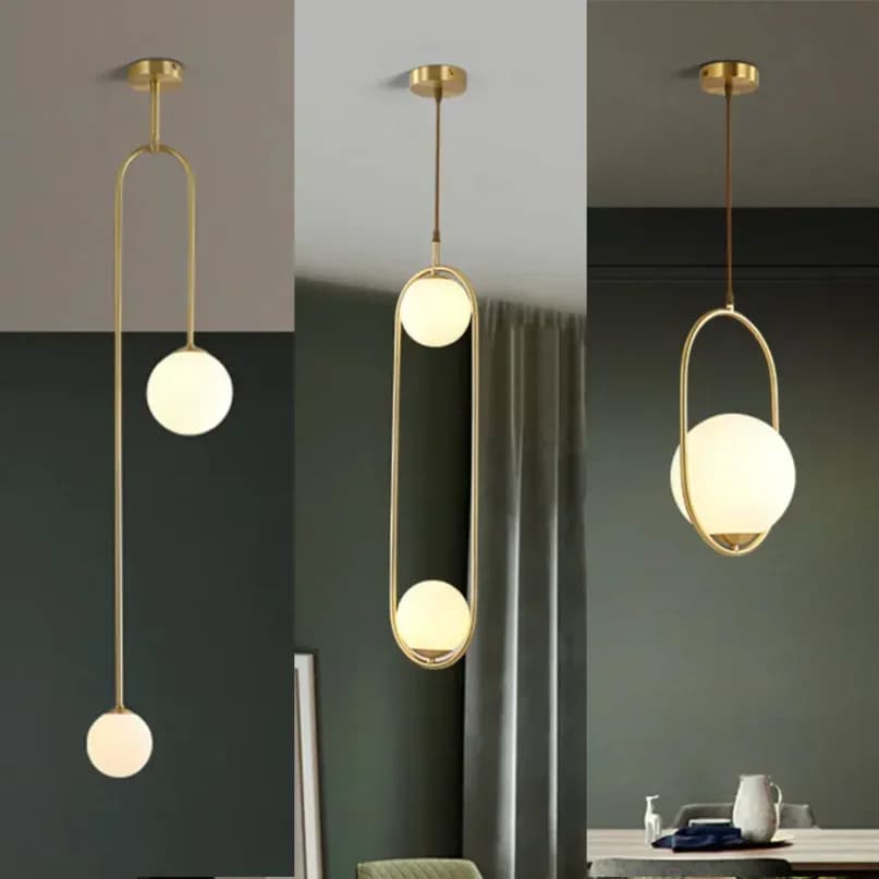 Lâmpada pendente moderna com design de bola de vidro em metal dourado