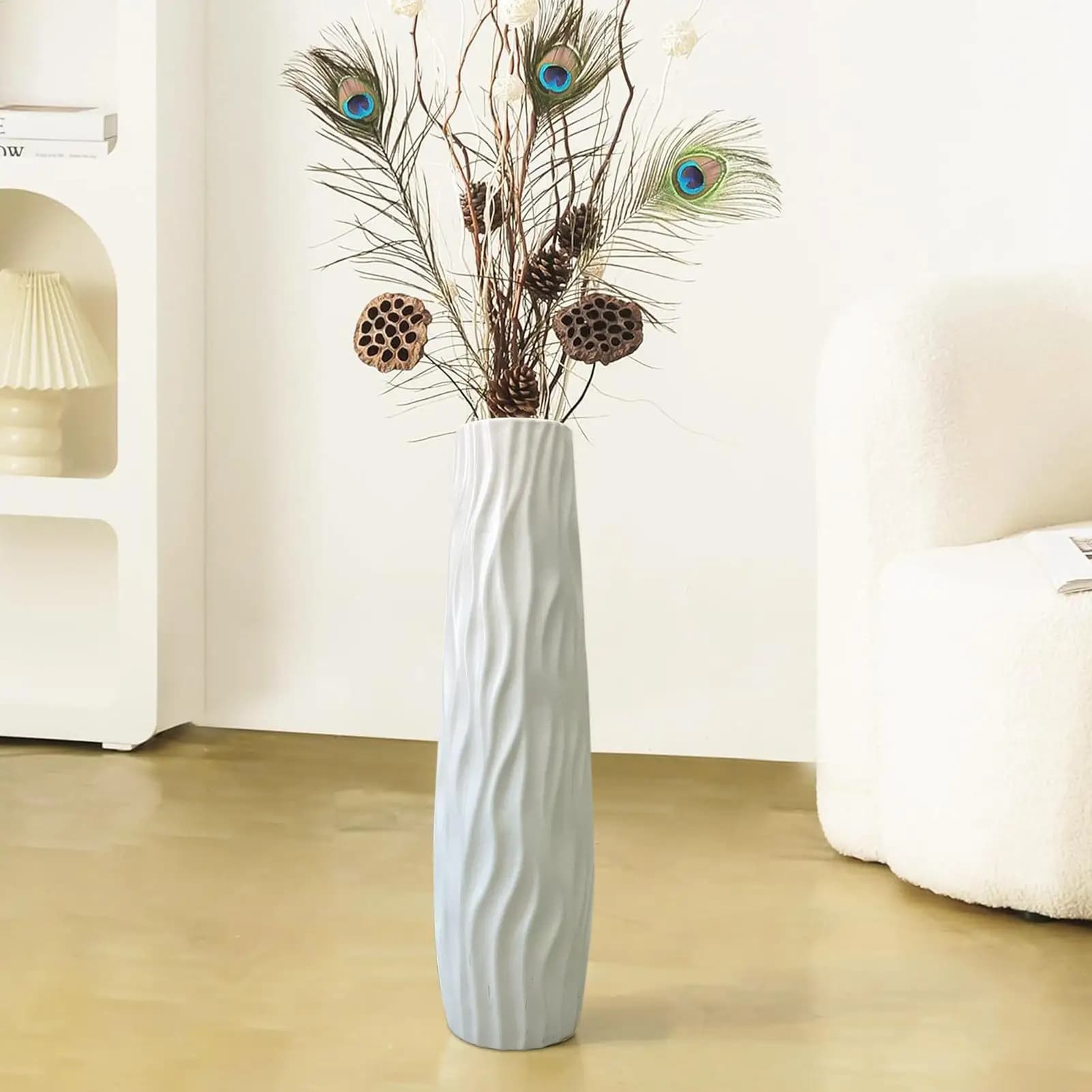 Vaso grande de chão branco com padrão de ondas, estilo europeu, com arranjos de flores secas e penas de pavão