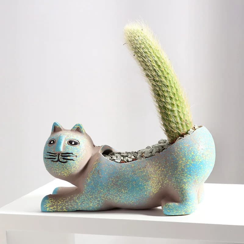 Vaso de cerâmica em forma de gato azul e cinza com planta suculenta