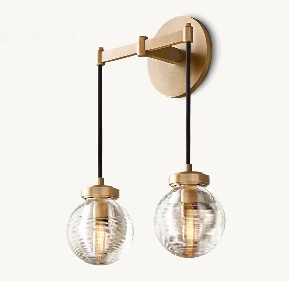 Luminárias de parede modernas com cúpulas de vidro transparente e detalhes em bronze