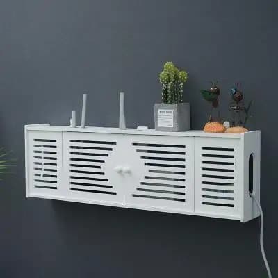 Caixa de TV sem fio e rack de armazenamento branco montado na parede com compartimentos e ventilação para roteadores