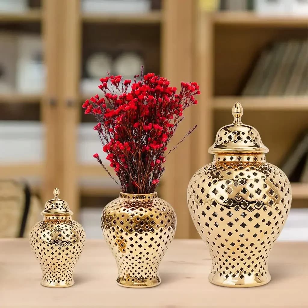 Três vasos dourados perfurado com padrão geométrico para decoração de casa