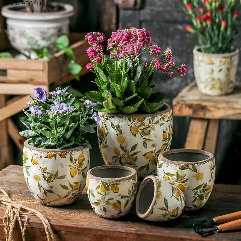 Vasos de cerâmica vintage nórdico com design de limões e folhas, para plantas e flores.
