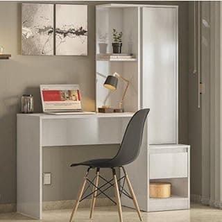 Escrivaninha branca com armário de escritório Morada Demóbile, mesa com laptop e lâmpada, armário com prateleiras e planta.
