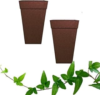 Duas colunas de vasos grandes quadrados de rattan marrom para flores e plantas cerâmicas