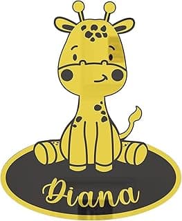 Quadro decorativo em acrílico de uma girafa amarela personalizada com o nome Diana