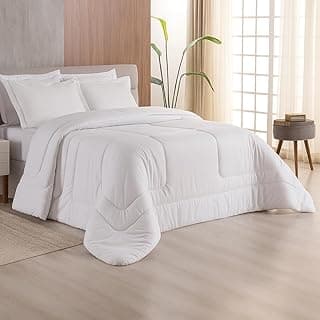 Edredom branco queen size matelado com toque acetinado em um quarto
