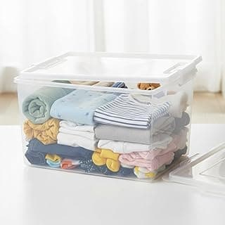 Caixa organizadora transparente de 30 litros com roupas dobradas dentro