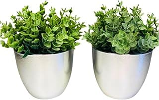 Duas plantas artificiais em vasos prateados com folhagem verde