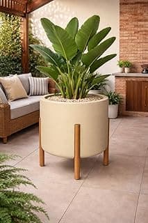 Vaso grande com pé de madeira para plantas modernas em polietileno, terraço com piso de cerâmica