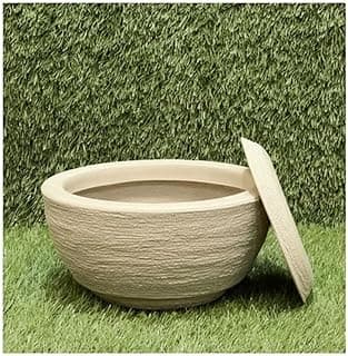 Vaso decorativo de polietileno bege para plantas com prato, gramado artificial verde ao fundo