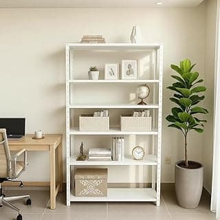 Estante branca com seis prateleiras, livros e objetos decorativos, em um ambiente de escritório.