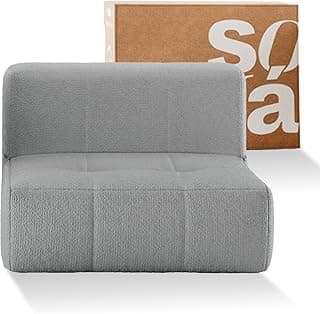 Poltrona modular de 1 lugar cinza em tecido Boucle, design angular, almofadas acolchoadas, fundo branco, caixa de embalagem marrom com texto 'Sofá'.