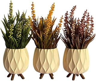 Trio de vasos decorativos em cerâmica bege com plantas, pés de madeira, fundo branco