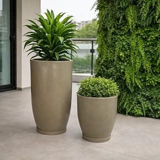 Kit 2 vasos grandes de polietileno em palha para plantas, em varanda com plantas verdes ao fundo