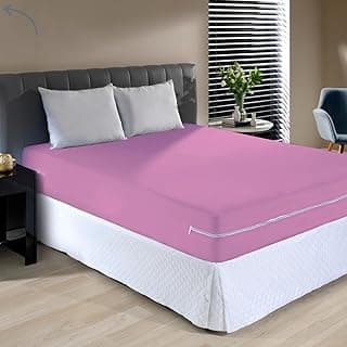 Capa protetora para colchão de casal em malha rosa com zíper, cama com travesseiros brancos