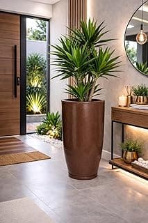 Vaso grande polietileno marrom com planta verde em ambiente interno