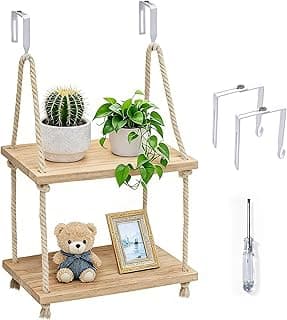 Prateleira suspensa de madeira com duas camadas, decorada com plantas e acessórios, fundo branco.