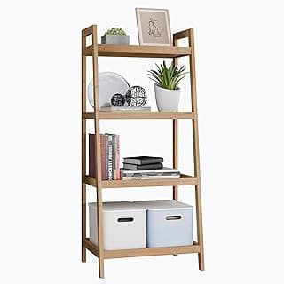Estante de bambu SMIBUY com quatro andares, prateleiras espaçosas, livros, plantas e caixas de armazenamento, contra fundo branco.