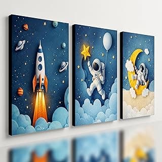 Kit 3 quadros decorativos infantis com temas de galáxia e astronautas, fundo azul e branco, estilo moderno.