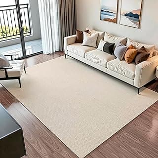Tapete bege grande em sala de estar moderna com sofá branco e piso de madeira